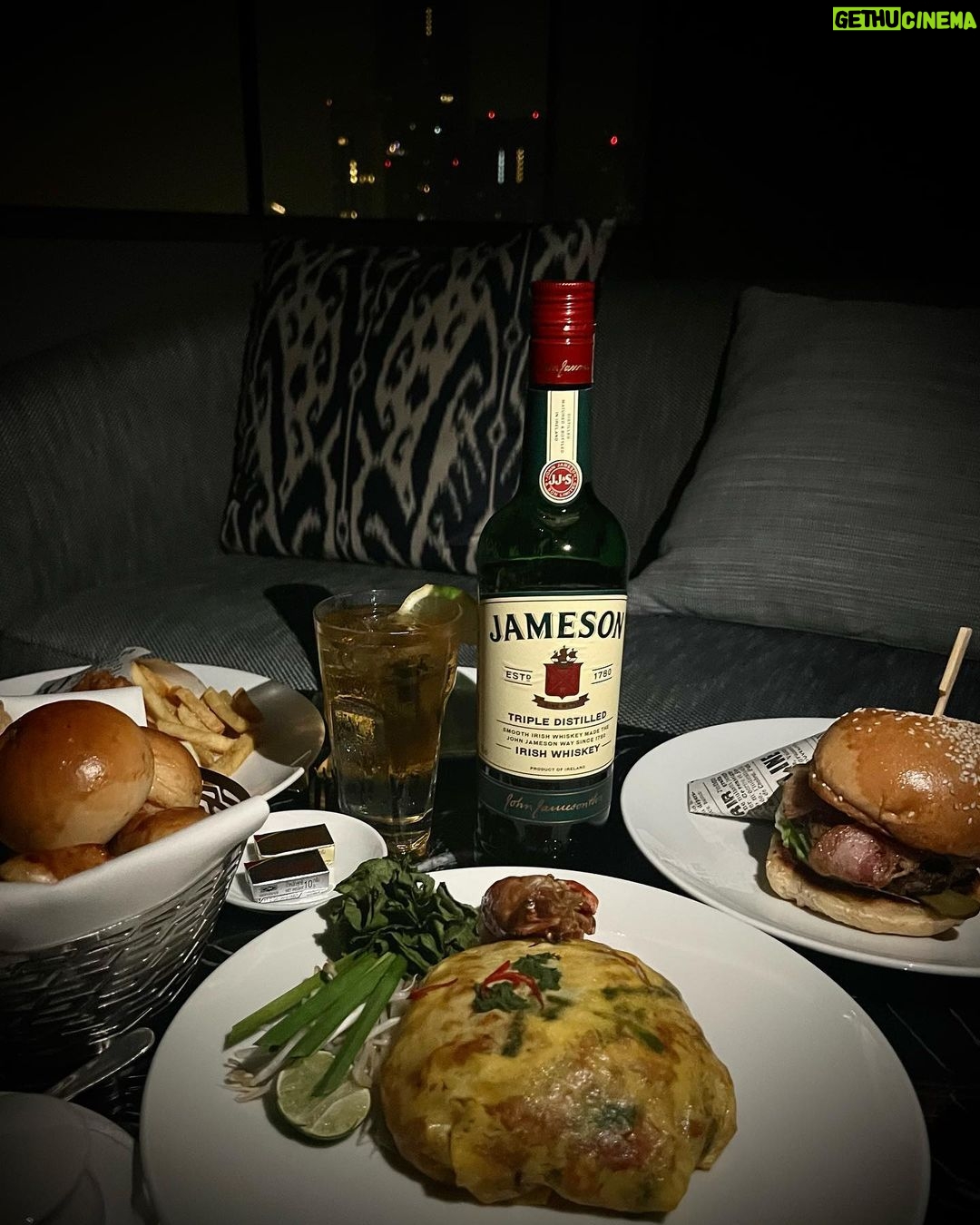 Aiki Instagram - #광고 제임슨 하이볼 마시면 나랑 사귀는거다. If you drink this, you're going out with me. @jameson_korea #제임슨 #제임슨하이볼 #Widenthecircle #jameson Drink Responsibly 19세 이상의 법적음주허용 소비자를 위한 컨텐츠입니다. 경고 : 지나친 음주는 뇌졸중, 기억력 손상이나 치매를 유발합니다. 임신 중 음주는 기형아 출생 위험을 높입니다. 제품명: 제임슨 제조국: 아일랜드 수입업소: ㈜페르노리카코리아