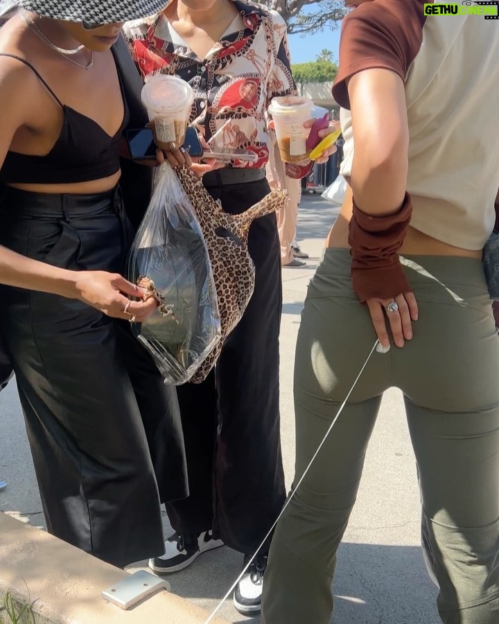 Aiki Instagram - 내 욘도니에 치즈스틱. She's an angel who took the gum off my ass #LA #sundayfleamarket #gumterror Los Angeles, California