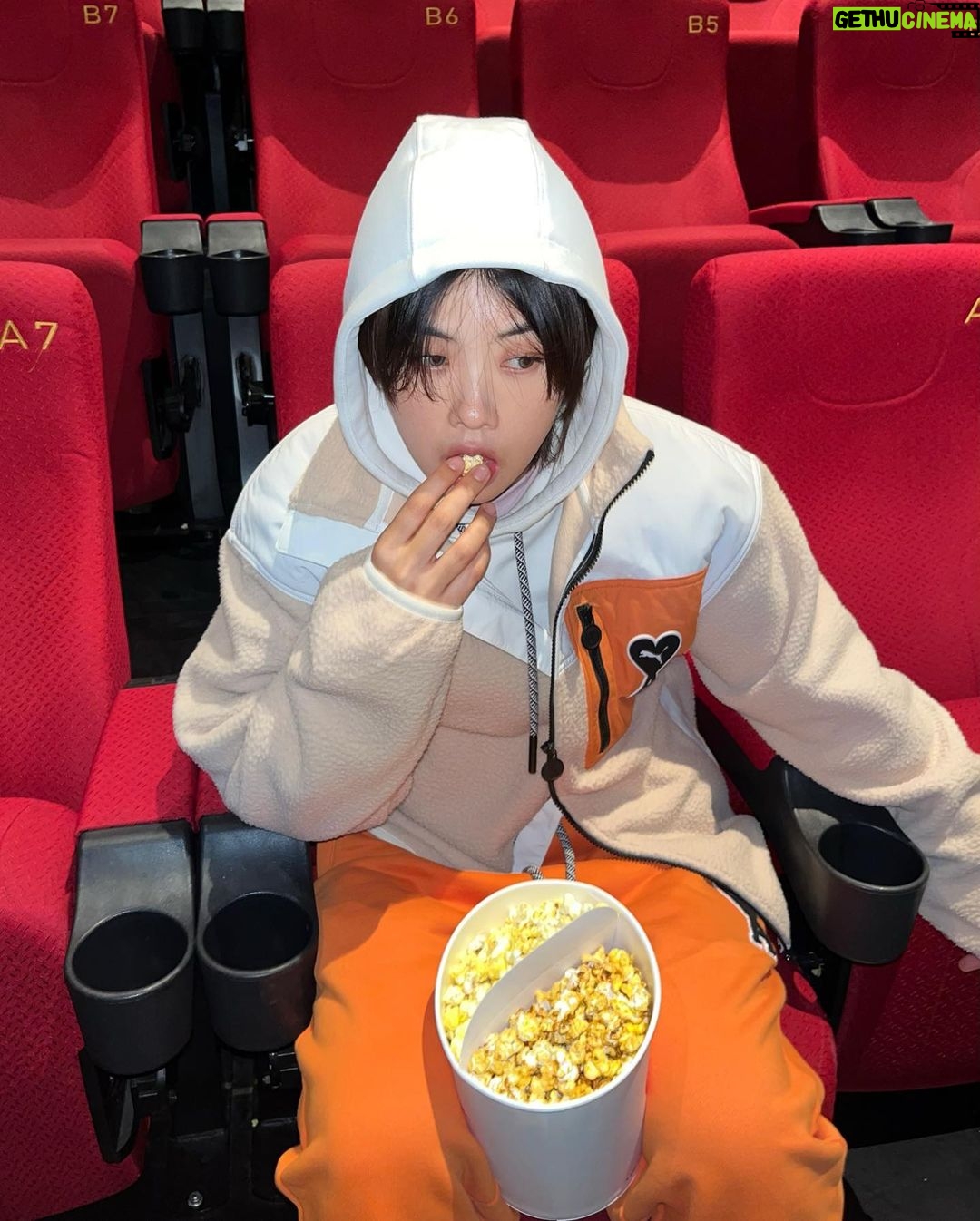 Aiki Instagram - 아바타2 같이 볼사람 구함 🍿 14일 21:10 꺼 진심 옆자리 필요함 #아바타물의길 #팝콘은반반 #푸마x아미