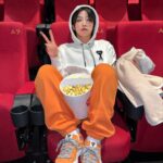 Aiki Instagram - 아바타2 같이 볼사람 구함 🍿 14일 21:10 꺼 진심 옆자리 필요함 #아바타물의길 #팝콘은반반 #푸마x아미