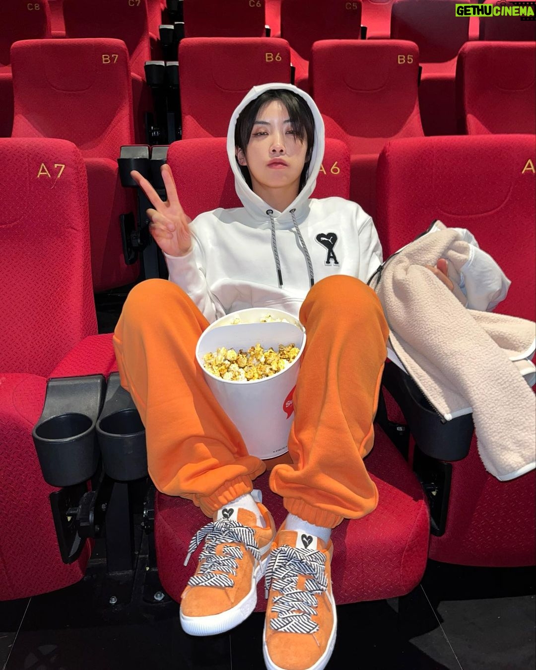 Aiki Instagram - 아바타2 같이 볼사람 구함 🍿 14일 21:10 꺼 진심 옆자리 필요함 #아바타물의길 #팝콘은반반 #푸마x아미