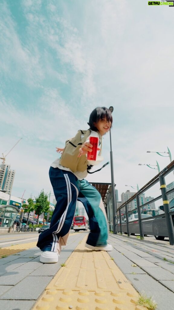 Aiki Instagram - Who wants Coca Cola zero?! It’s me🔥 I am a happy person to dance along to the New Jeans Coca Cola music! Dance along wtih me this summer! #CokePartner #CokeStudio @cocacola_korea 🥤🔥