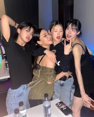 Aiki Instagram - 숲파샤이~스우퍄사이🕶🖤
사랑해 스우파 전우애. #SWF 
.
At party of holybang #FTF 
@__honey.j__ @play_holybang 
이제야 말하는데,스우파1등 배아프지만 멋있어서사랑해.