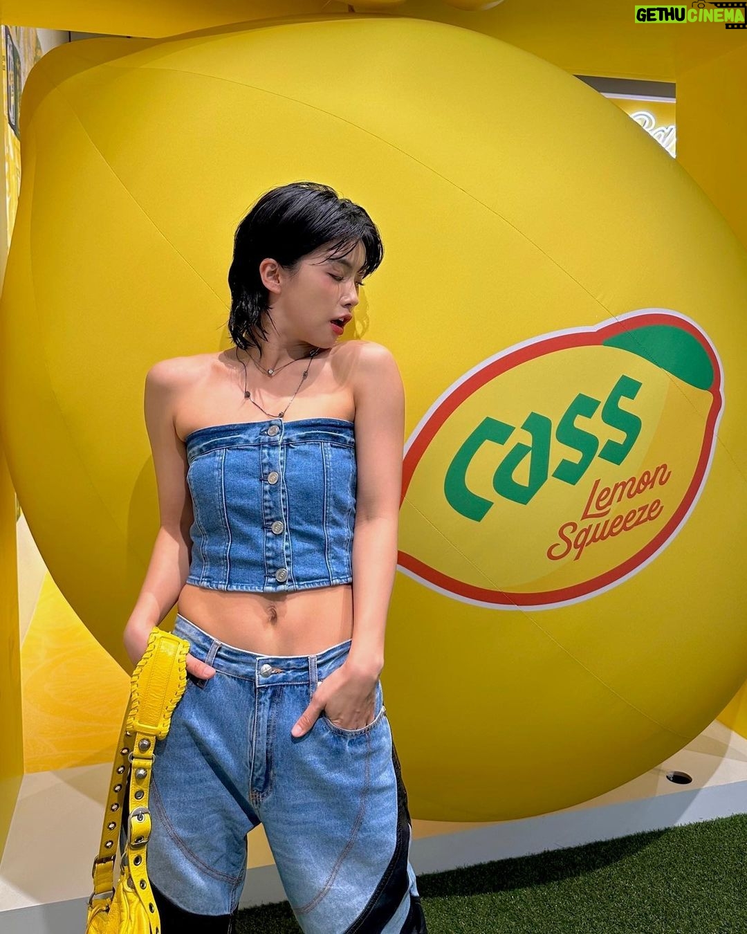 Aiki Instagram - 질투난다. 나만큼 상큼한거, 너가 좋아할 생각하니까 . This is as fresh as me. Which one do you like better? 🍋or me?! #광고 #카스쿨 #카스레몬스퀴즈 #카스레몬팝업 @official.cass 🍋
