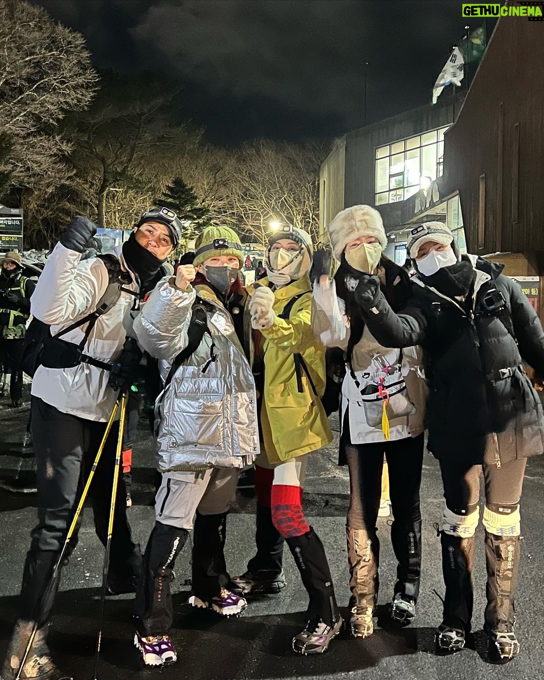 Aiki Instagram - 한라산 정상찍고 수료증받기 vs 한라산 소주 10병마시기 #산꾼도시여자들