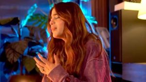 Aima Baig Instagram - Cover is OUT

Link is in the bio to listen to the entire medley ✨

@indigosbyuzair 
@ayan_khanofficial 
@rahilmirza