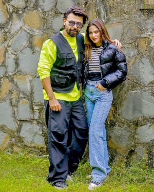 Aima Baig Instagram - Couple of malangeez 💕✌️

@farhan_saeed
