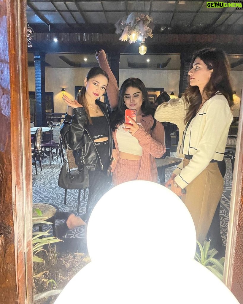 Aima Baig Instagram - Some girling 👯‍♀️👯‍♀️👯‍♀️ P.s Obsessed w houdini lately ✨