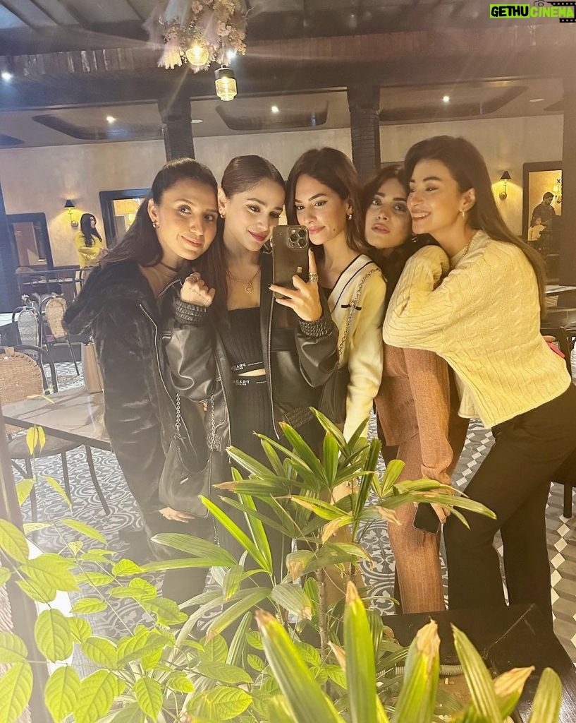 Aima Baig Instagram - Some girling 👯‍♀️👯‍♀️👯‍♀️ P.s Obsessed w houdini lately ✨