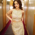 Aima Baig Instagram - The walk - 🚶‍♀️ 📸 @abdulsamadzia 👗 @sairajaffery 💄 @ayan_khanofficial #luxstyleawards @luxstylepk