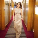 Aima Baig Instagram - The walk - 🚶‍♀️ 📸 @abdulsamadzia 👗 @sairajaffery 💄 @ayan_khanofficial #luxstyleawards @luxstylepk