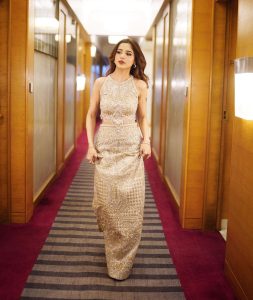 Aima Baig Instagram - The walk - 🚶‍♀️ 📸 @abdulsamadzia 👗 @sairajaffery 💄 @ayan_khanofficial #luxstyleawards @luxstylepk