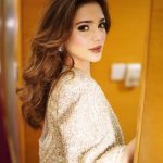 Aima Baig Instagram - I thought lets get done w the close-up shots first then we walk - ✨ @abdulsamadzia 📸 @sairajaffery 👗 Makeup & hair @ayan_khanofficial @luxstylepk #luxstyleawards