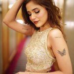 Aima Baig Instagram - I thought lets get done w the close-up shots first then we walk - ✨ @abdulsamadzia 📸 @sairajaffery 👗 Makeup & hair @ayan_khanofficial @luxstylepk #luxstyleawards