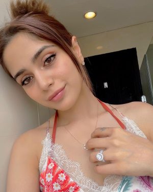 Aima Baig Instagram - Been a while since i posted a selfie. What else are you suppose to do, when in an 8hrs flight fortunately w internet but barely 🙄

#selfie