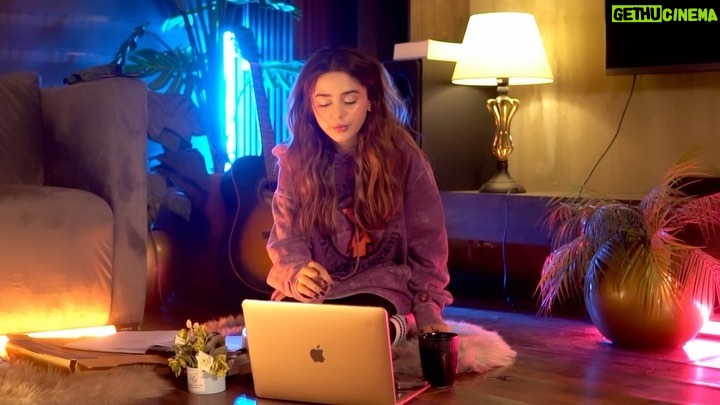Aima Baig Instagram - Been obsessed w these tracks for a while now so took the mic, hit the booth and recorded a little something as a treat 💕 Hope you’ll enjoy it too (Link in bio)🙏 🎥: @indigosbyuzair Makeup: @ayan_khanofficial