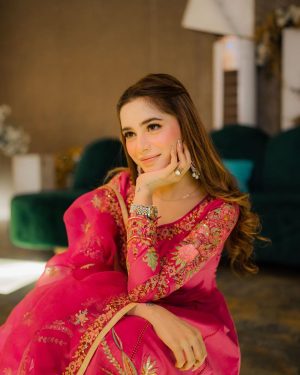 Aima Baig Instagram - More to come 🫢

@themakeupstudiobysehrish 
@weddingshadding 
@officialfahadhussayn