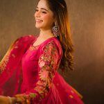 Aima Baig Instagram – Aima 🌸 

@officialfahadhussayn 
@farhatalijewellers 
@themakeupstudiobysehrish 

#weddingshadding #aimabaig Lahore, Pakistan