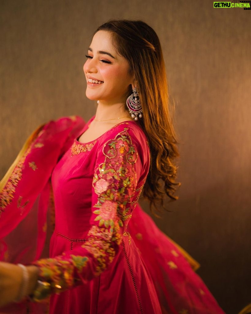 Aima Baig Instagram - Aima 🌸 @officialfahadhussayn @farhatalijewellers @themakeupstudiobysehrish #weddingshadding #aimabaig Lahore, Pakistan