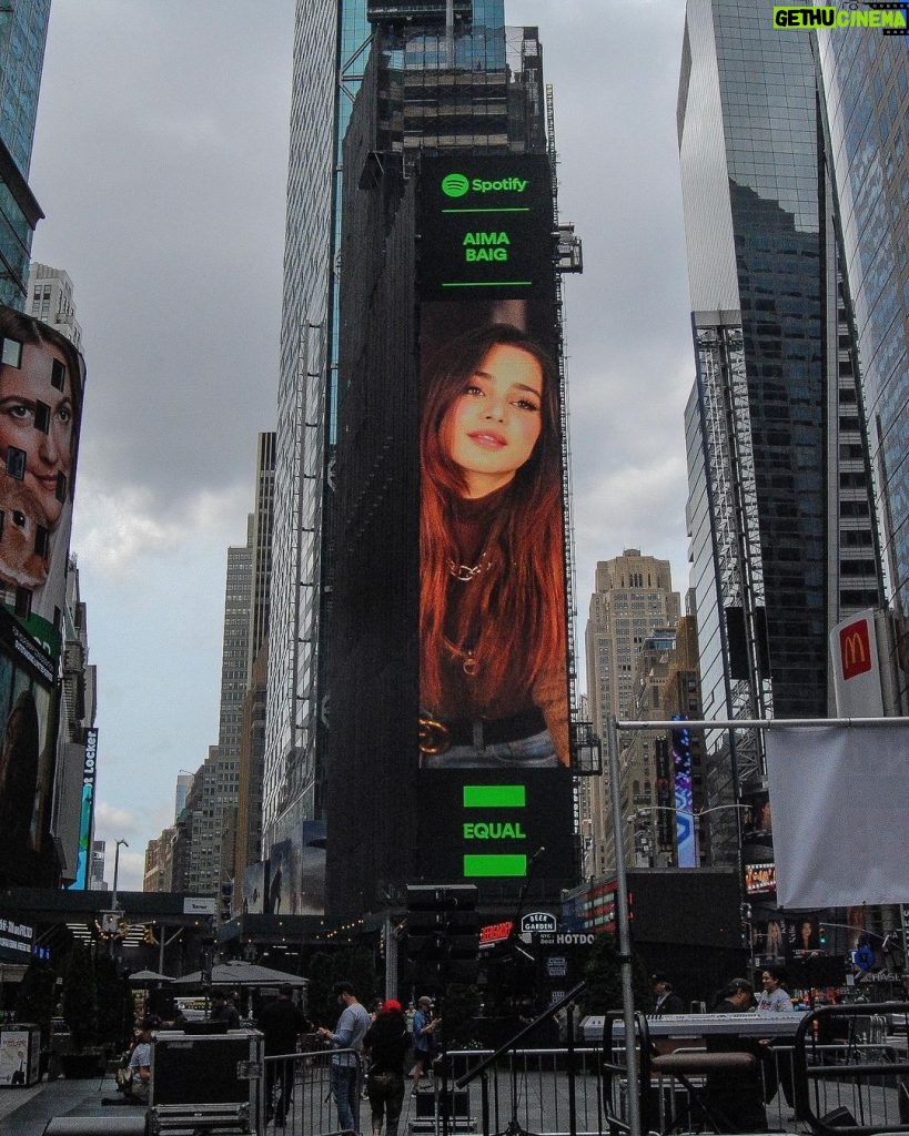 Aima Baig Instagram - @Aima_Baig_Official makes Times Square go #Washmallay 🙌 💚 Listen to her and other incredible Pakistani women on #EQUALPakistan👆