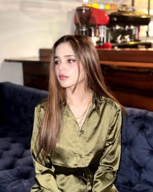 Aima Baig Instagram - I wore heels, got dressed up, put on some makeup, hair game still zero but posting em all since it was too difficult to decide which ones to go for 🤷‍♀️ 

I could have just insert “sushi night” as a caption, but i took the worst possible picture of the food so urm… yeah.