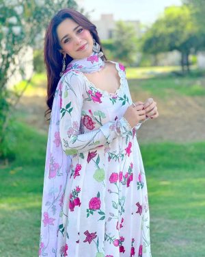 Aima Baig Instagram - عید مبارک 💕

@lxmofficial