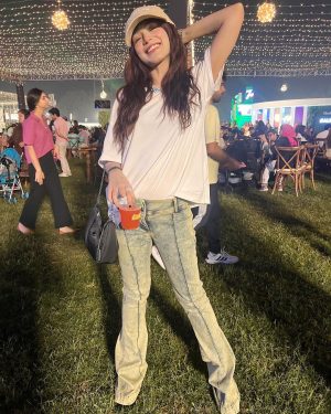 Aima Baig Instagram - Us at @mashionbazaar by @mashionpk 
I had alot of fun. Food, fits, people it was all just very cozy 💕

Once again congrats to @alixeeshantheaterstudio on building this huge empire. Keep making us more proud 🥹