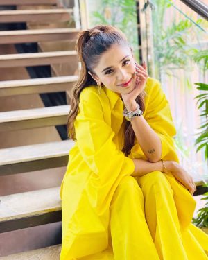 Aima Baig Instagram - Post Asia Cup 2023 opening ceremony shenanigans/spam. Last minute wardrobe saviour credit goes to none other than @ayan_khanofficial 💕💕

Performed my first solo single “Funkari” at the stadium 🥹 
I’m running out of wishes, all i could think of is how gracious God has been to me. Made me realize how blessings like these can make them dark days fade away slowly but surely🙏

Multan - y’all always surprise me w your positive energy. Thankyou so much for the love 💕

PCB - my official family including one of my fave @raosaab1 
And a big fat thankyou to the unit @emediacompany 🙏