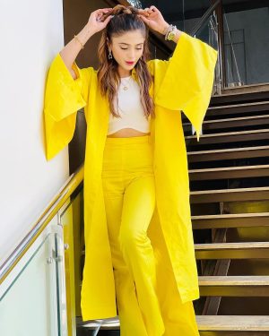 Aima Baig Instagram - Post Asia Cup 2023 opening ceremony shenanigans/spam. Last minute wardrobe saviour credit goes to none other than @ayan_khanofficial 💕💕

Performed my first solo single “Funkari” at the stadium 🥹 
I’m running out of wishes, all i could think of is how gracious God has been to me. Made me realize how blessings like these can make them dark days fade away slowly but surely🙏

Multan - y’all always surprise me w your positive energy. Thankyou so much for the love 💕

PCB - my official family including one of my fave @raosaab1 
And a big fat thankyou to the unit @emediacompany 🙏