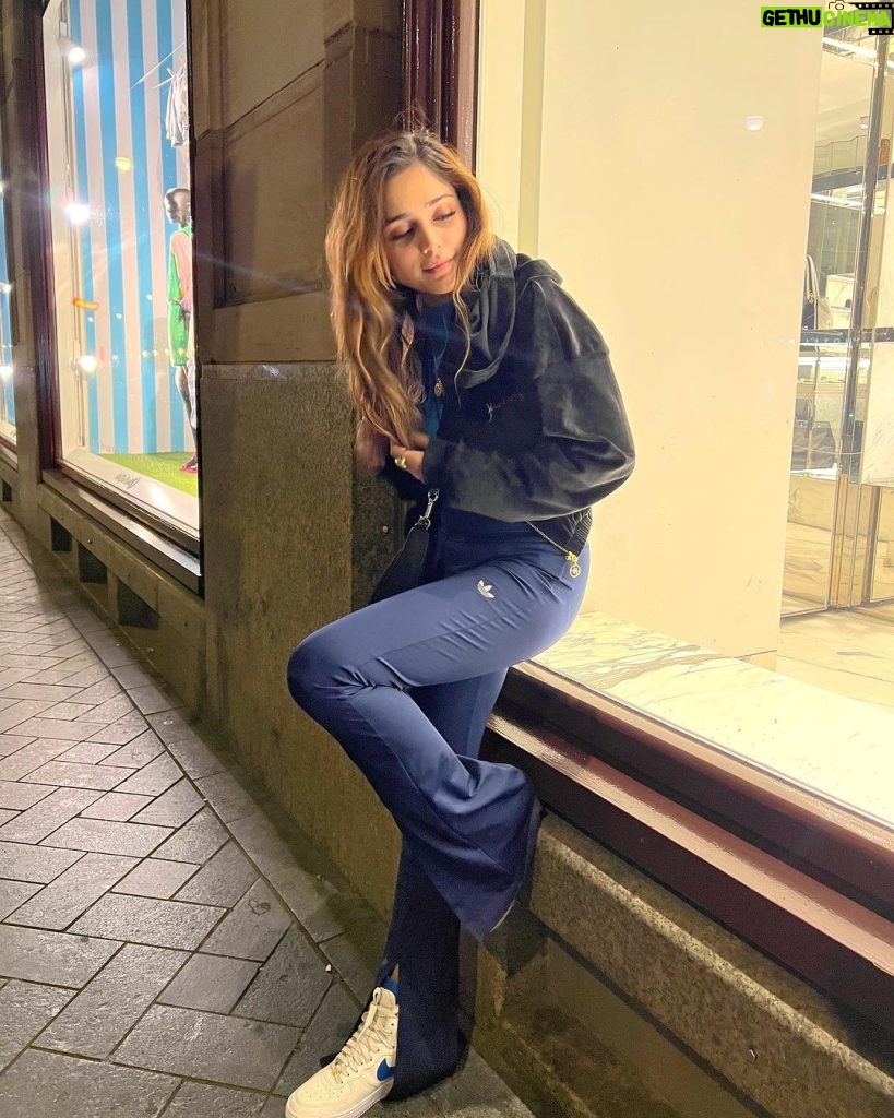 Aima Baig Instagram - Now that i’m back.. Will be bombarding your feed w some tour spam. Apologies in advance - I’m still jetlag but happy to be back home 💙 Amsterdam, Netherlands