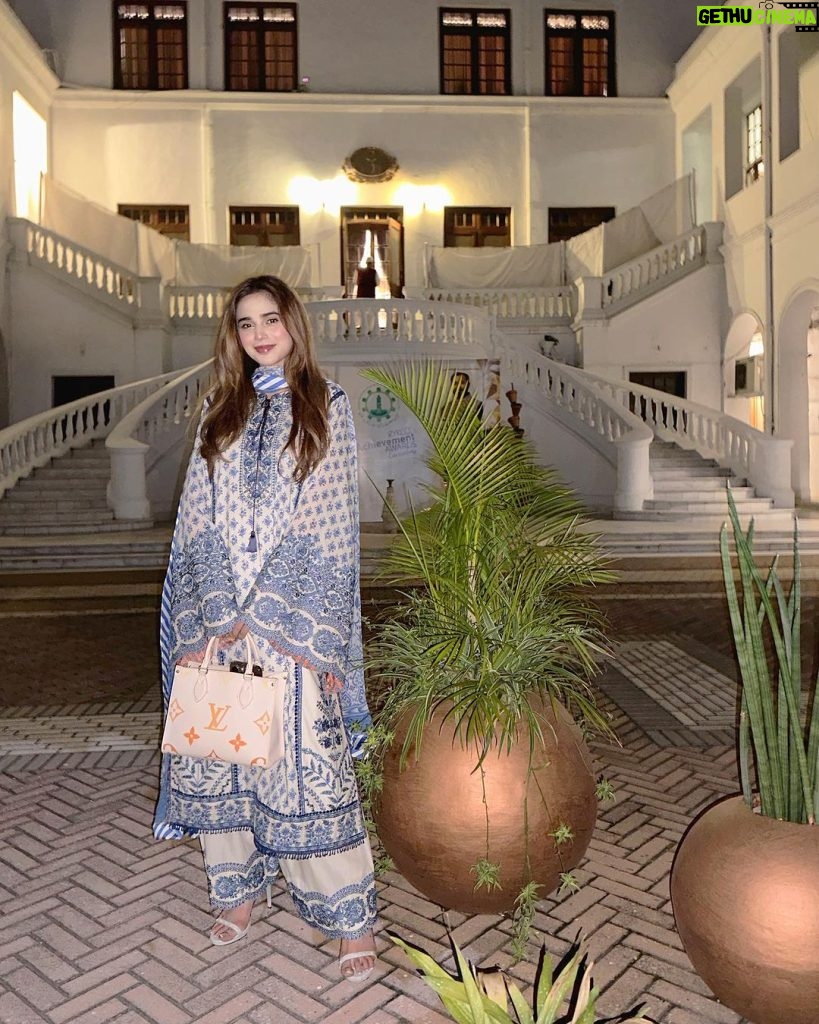 Aima Baig Instagram - A month ago @RRYK district, at the Gov. house invited me to recieve this award as the “Proud Civilian of Punjab”. I’m so honored to be born in RYK, it used to be such a small town and now they r growing so fast *teary eyed moment* but anyways Proud to be born in RYK and proud to be a born Pakistani ❤️🇵🇰 My beautiful jora by none other than @hussainrehar @hussainrehar.official And thankyou once again my love @ayan_khanofficial 💕 Governor House - Lahore