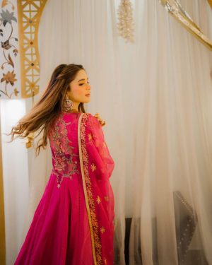 Aima Baig Instagram - More to come 🫢

@themakeupstudiobysehrish 
@weddingshadding 
@officialfahadhussayn