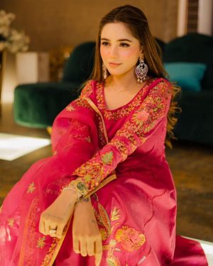 Aima Baig Instagram - More to come 🫢

@themakeupstudiobysehrish 
@weddingshadding 
@officialfahadhussayn