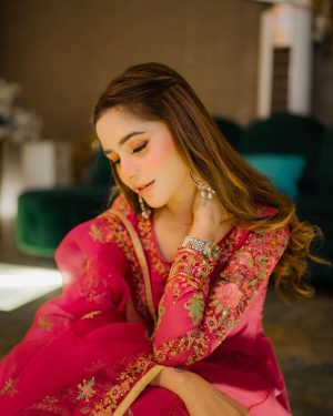 Aima Baig Instagram - More to come 🫢

@themakeupstudiobysehrish 
@weddingshadding 
@officialfahadhussayn
