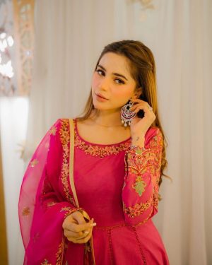 Aima Baig Instagram - More to come 🫢

@themakeupstudiobysehrish 
@weddingshadding 
@officialfahadhussayn