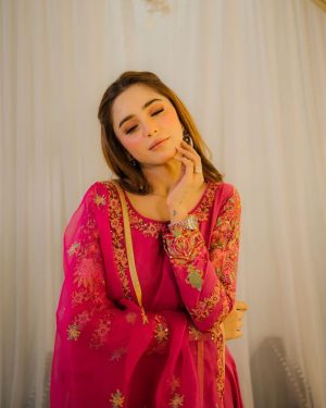 Aima Baig Instagram - More to come 🫢

@themakeupstudiobysehrish 
@weddingshadding 
@officialfahadhussayn
