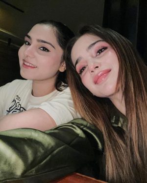 Aima Baig Instagram - I wore heels, got dressed up, put on some makeup, hair game still zero but posting em all since it was too difficult to decide which ones to go for 🤷‍♀️ 

I could have just insert “sushi night” as a caption, but i took the worst possible picture of the food so urm… yeah.