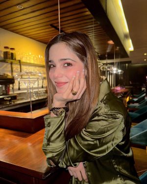 Aima Baig Instagram - I wore heels, got dressed up, put on some makeup, hair game still zero but posting em all since it was too difficult to decide which ones to go for 🤷‍♀️ 

I could have just insert “sushi night” as a caption, but i took the worst possible picture of the food so urm… yeah.