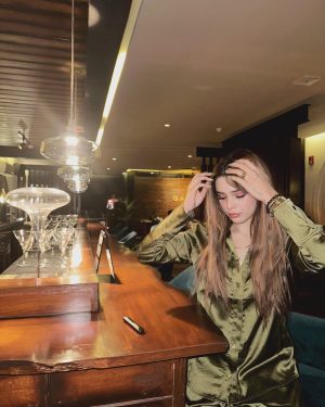 Aima Baig Instagram - I wore heels, got dressed up, put on some makeup, hair game still zero but posting em all since it was too difficult to decide which ones to go for 🤷‍♀️ 

I could have just insert “sushi night” as a caption, but i took the worst possible picture of the food so urm… yeah.