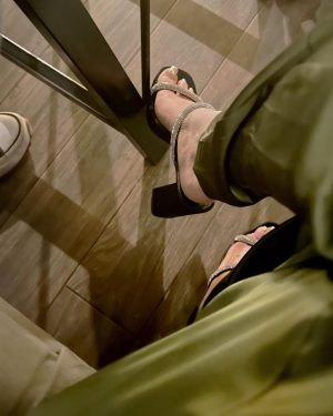 Aima Baig Instagram - I wore heels, got dressed up, put on some makeup, hair game still zero but posting em all since it was too difficult to decide which ones to go for 🤷‍♀️ 

I could have just insert “sushi night” as a caption, but i took the worst possible picture of the food so urm… yeah.