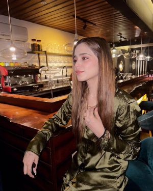 Aima Baig Instagram - I wore heels, got dressed up, put on some makeup, hair game still zero but posting em all since it was too difficult to decide which ones to go for 🤷‍♀️ 

I could have just insert “sushi night” as a caption, but i took the worst possible picture of the food so urm… yeah.
