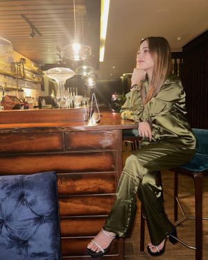 Aima Baig Instagram - I wore heels, got dressed up, put on some makeup, hair game still zero but posting em all since it was too difficult to decide which ones to go for 🤷‍♀️ 

I could have just insert “sushi night” as a caption, but i took the worst possible picture of the food so urm… yeah.