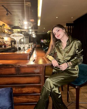 Aima Baig Instagram - I wore heels, got dressed up, put on some makeup, hair game still zero but posting em all since it was too difficult to decide which ones to go for 🤷‍♀️ 

I could have just insert “sushi night” as a caption, but i took the worst possible picture of the food so urm… yeah.