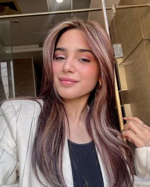 Aima Baig Instagram - Love is in the hair 😌

Hair @ayan_khanofficial 💕