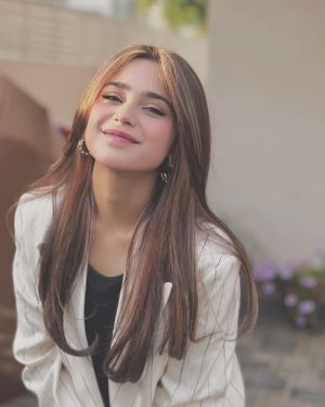 Aima Baig Instagram - Love is in the hair 😌

Hair @ayan_khanofficial 💕