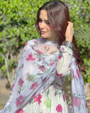 Aima Baig Instagram - عید مبارک 💕

@lxmofficial