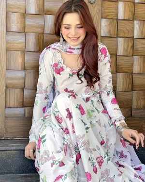 Aima Baig Instagram - عید مبارک 💕

@lxmofficial