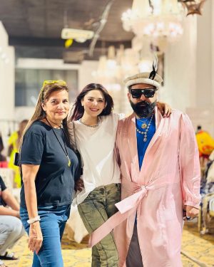 Aima Baig Instagram - Us at @mashionbazaar by @mashionpk 
I had alot of fun. Food, fits, people it was all just very cozy 💕

Once again congrats to @alixeeshantheaterstudio on building this huge empire. Keep making us more proud 🥹