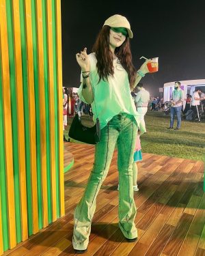 Aima Baig Instagram - Us at @mashionbazaar by @mashionpk 
I had alot of fun. Food, fits, people it was all just very cozy 💕

Once again congrats to @alixeeshantheaterstudio on building this huge empire. Keep making us more proud 🥹