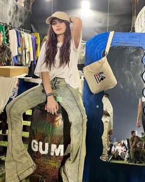 Aima Baig Instagram - Us at @mashionbazaar by @mashionpk 
I had alot of fun. Food, fits, people it was all just very cozy 💕

Once again congrats to @alixeeshantheaterstudio on building this huge empire. Keep making us more proud 🥹